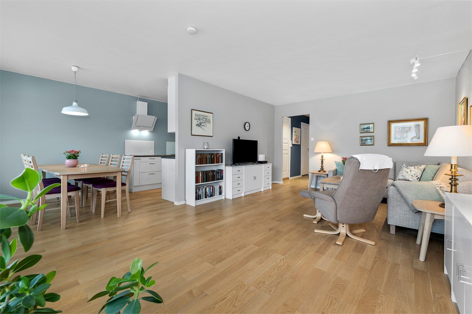 Den åpne og sosiale løsningen gir en god romfølelse.