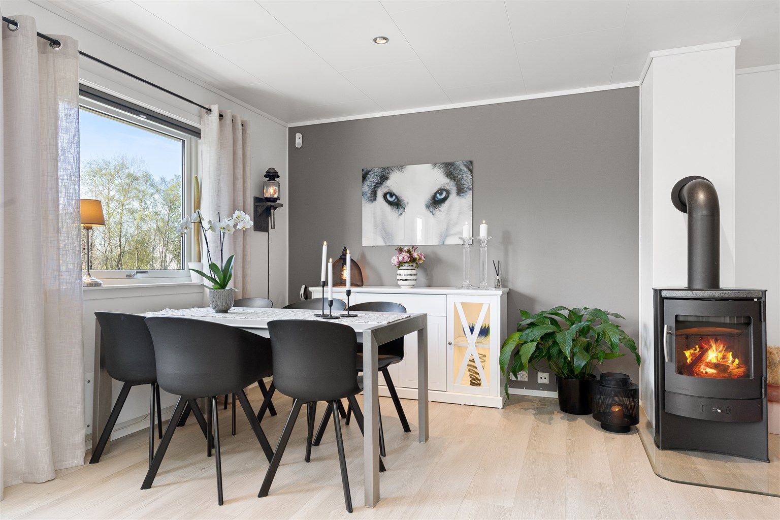 Her er det god plass til en egen spisesone i tilknytning til stuen, sentralt plassert ved peisovnen.