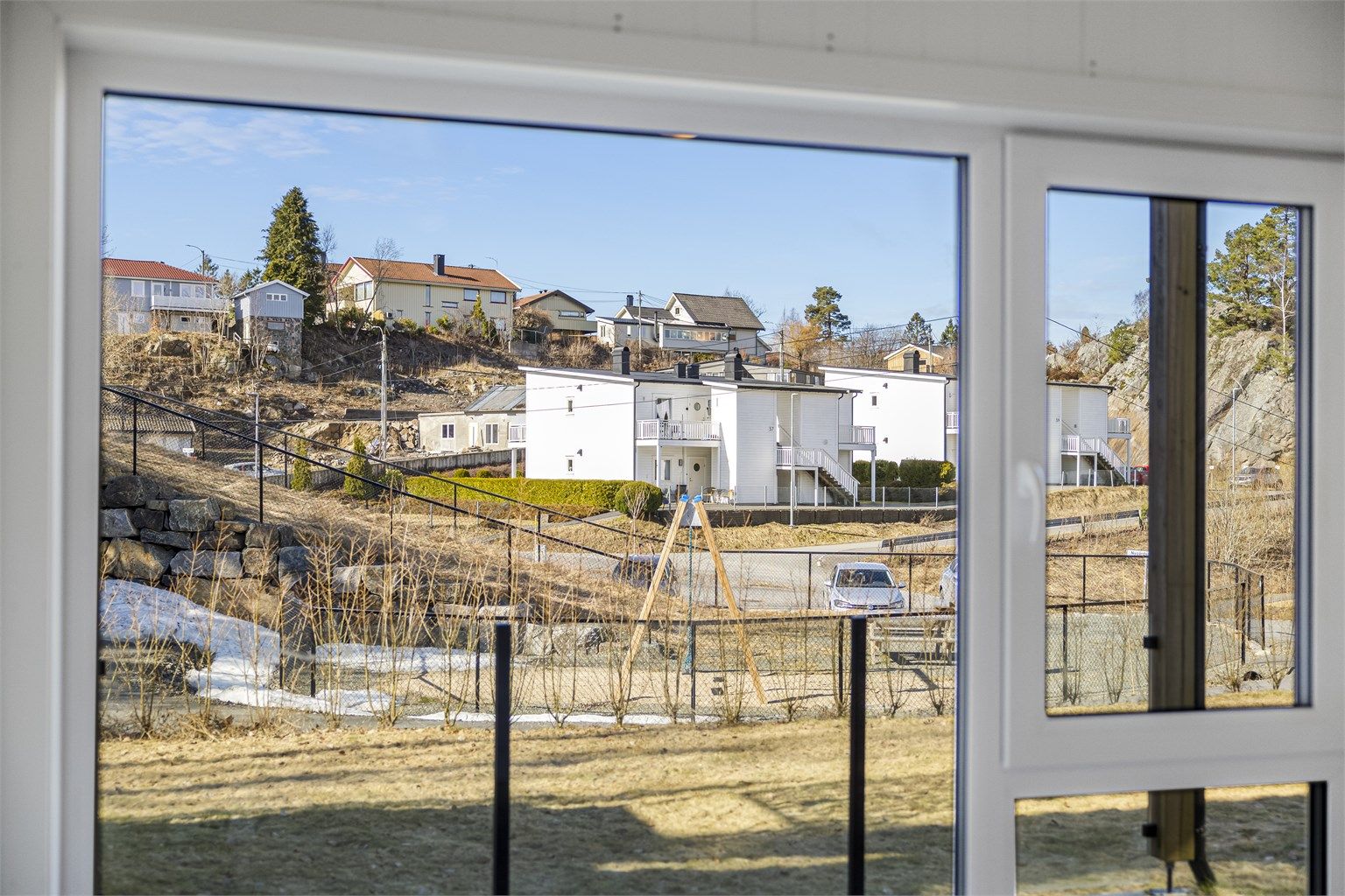 Det er ettermiddags - og kveldssol på terrassen på fremsiden, samt noe tidligere ved inngangspartiet hvor det også er plass til en liten sittegruppe.