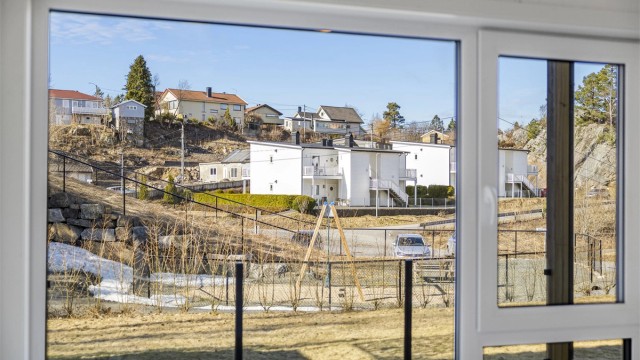 Det er ettermiddags - og kveldssol på terrassen på fremsiden, samt noe tidligere ved inngangspartiet hvor det også er plass til en liten sittegruppe.