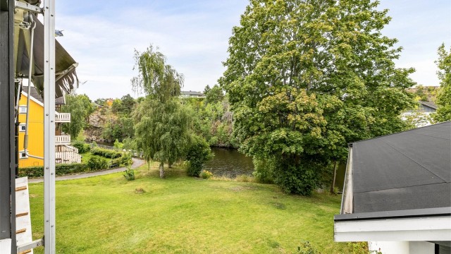 Ned mot elven har sameiet en stor felles hage som kan benyttes av beboerne.