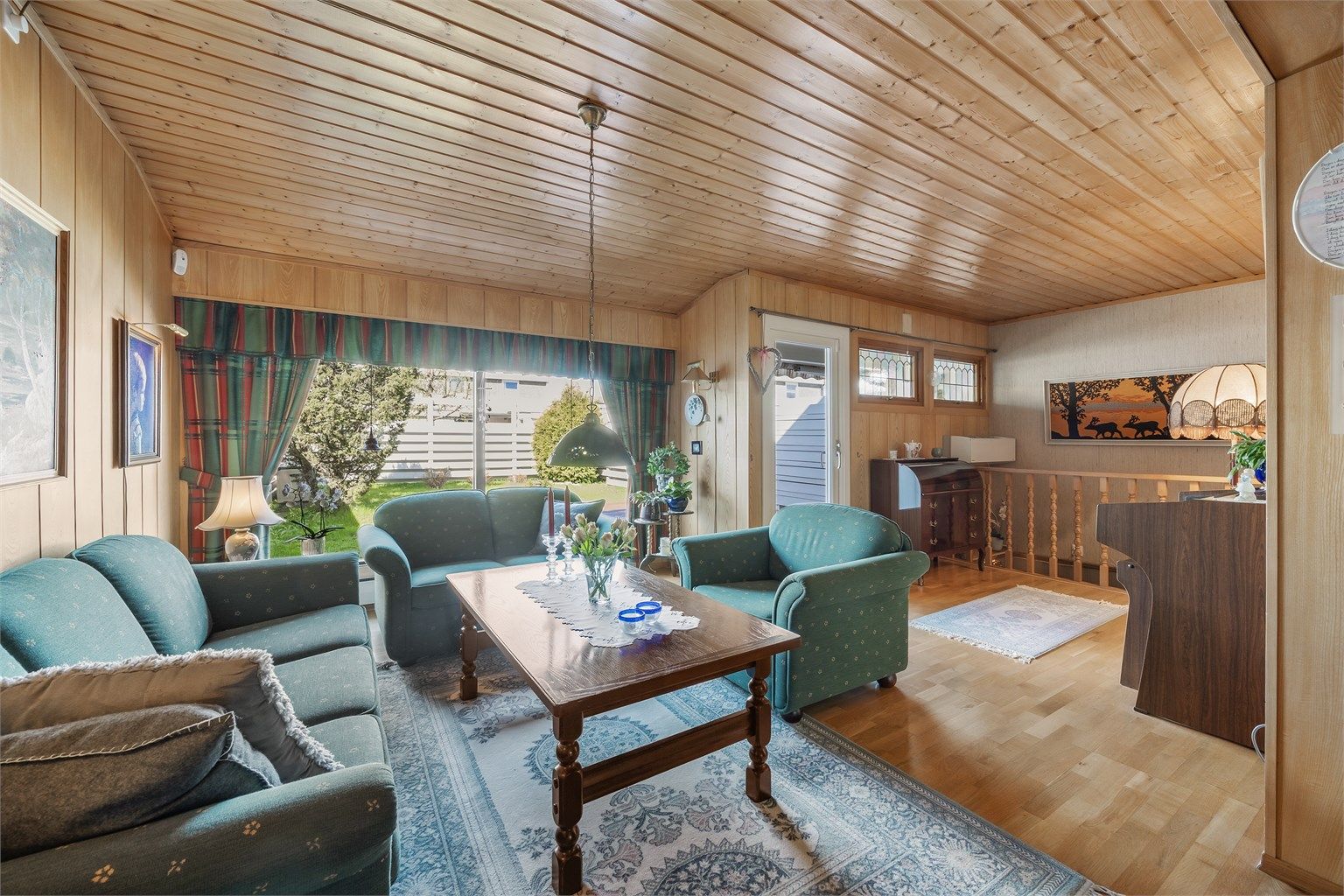 Fra stuen har man direkte utgang til boligens hage