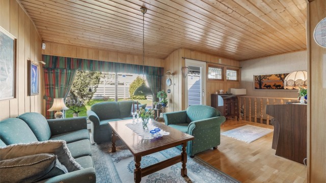 Fra stuen har man direkte utgang til boligens hage