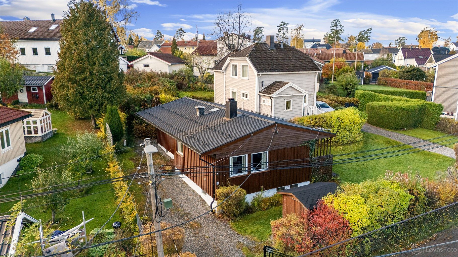 Dette er en romslig og innholdsrik familiebolig med svært gode muligheter for å tilpasse den enkelte families behov og ønsker, beliggende i et område som betraktes som familievennlig og hvor man har alle forutsetninger for å trives meget godt.