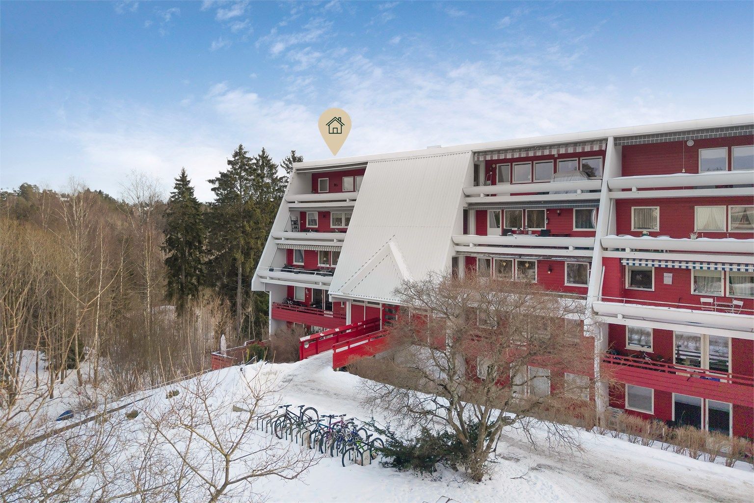 Innbydende topp- og endeleilighet med god planløsning, beliggende i et veletablert og populært boligområde på Langhus