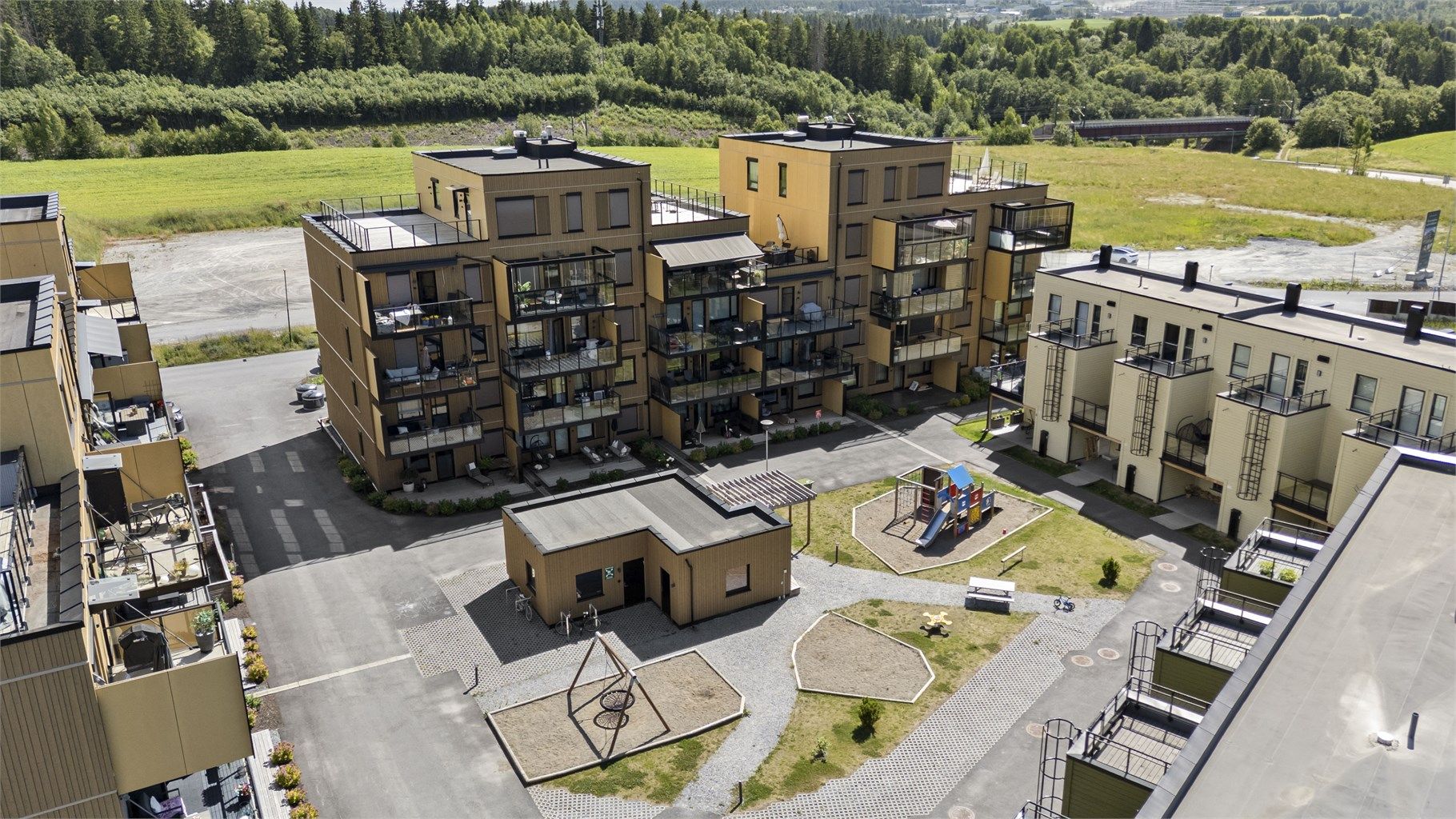 Rolige omgivelser med umiddelbar nærhet til skog og flotte turområder på Vardefjellet.