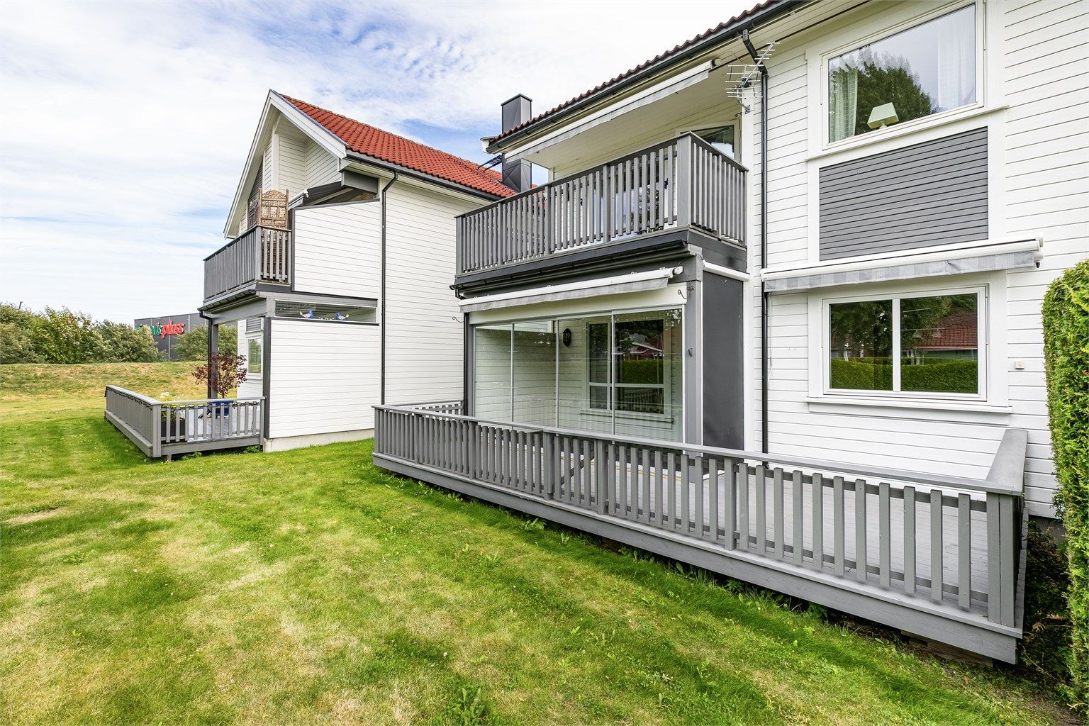 Leiligheten er gjennomgående i første etasje og blant få i sameiet som har innglasset, vestvendt terrasse.