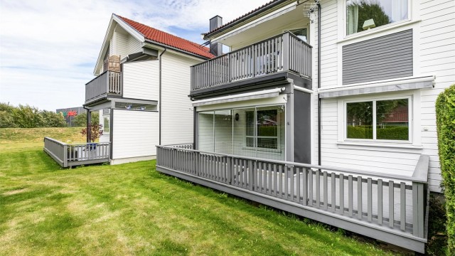 Leiligheten er gjennomgående i første etasje og blant få i sameiet som har innglasset, vestvendt terrasse.