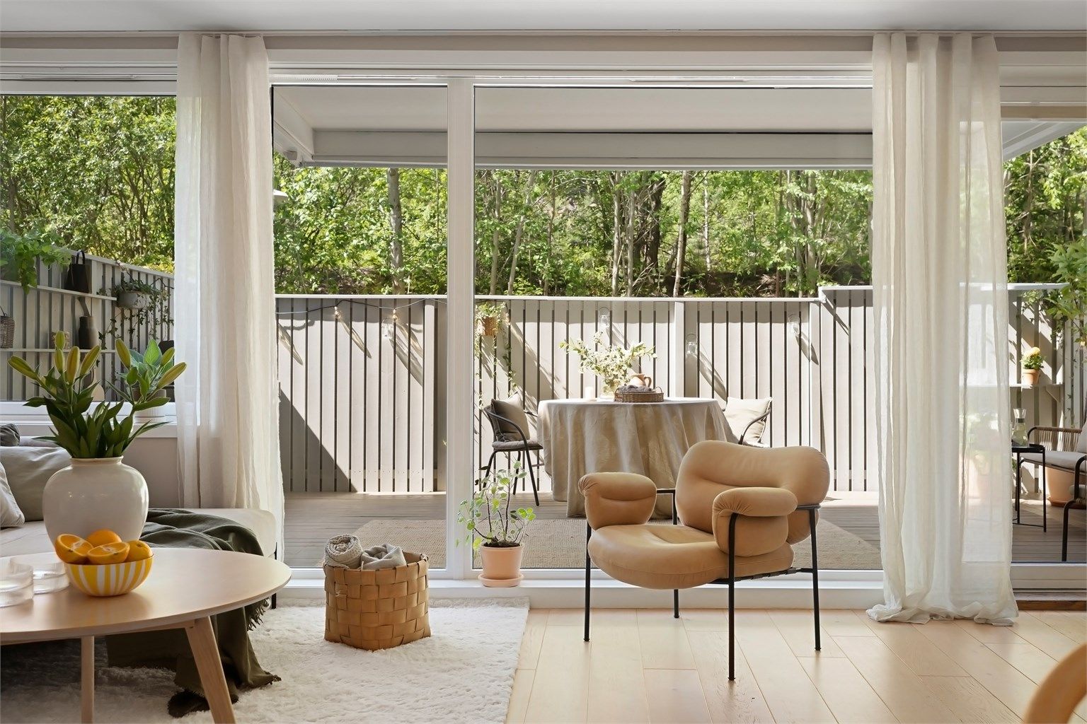 Rommet er romslig og ideelt for både lekende barn og sosiale sammenkomster