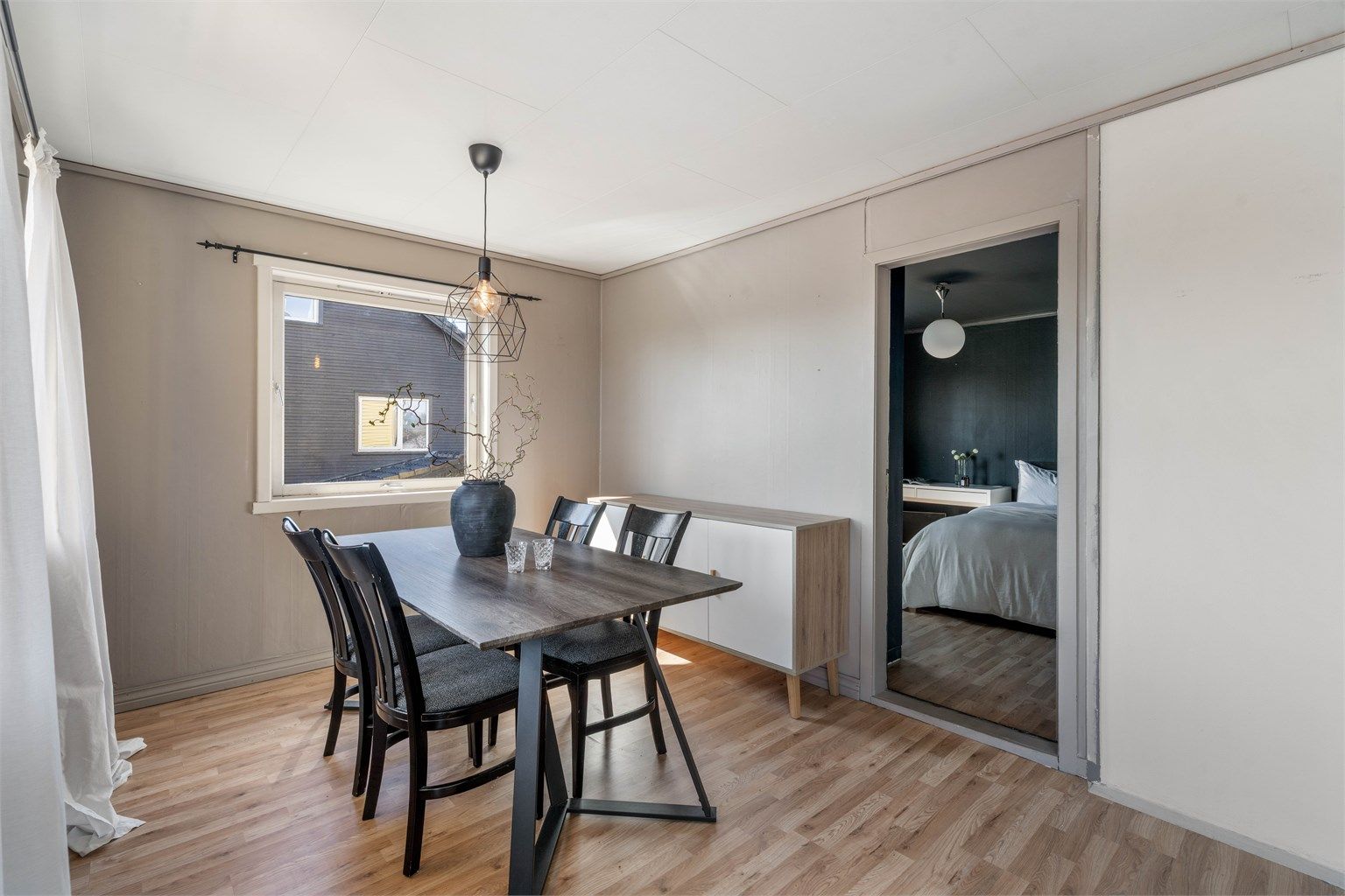 Stuen er stor nok til å romme både sofagruppe og en egen spiseplass.