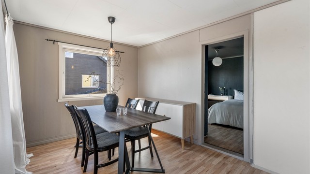 Stuen er stor nok til å romme både sofagruppe og en egen spiseplass.