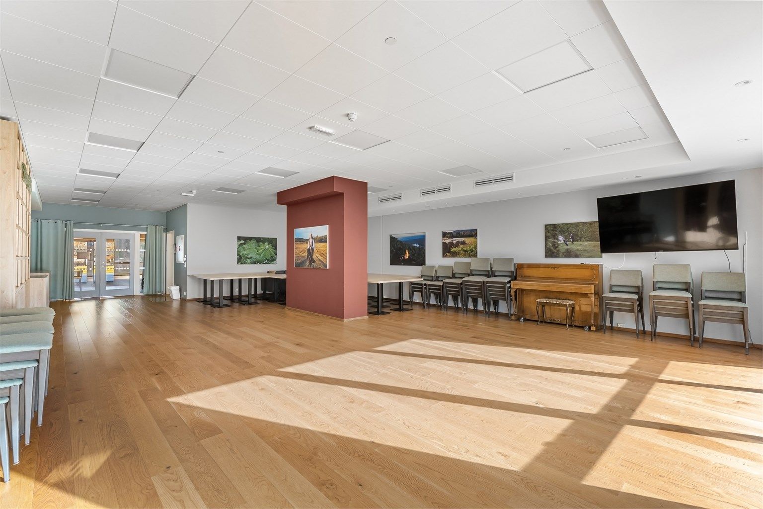 Sameiet har flotte fellesarealer til bruk for sameierne. Her har du en stor fellesstue som kan benyttes til f.eks arrangementer og fester