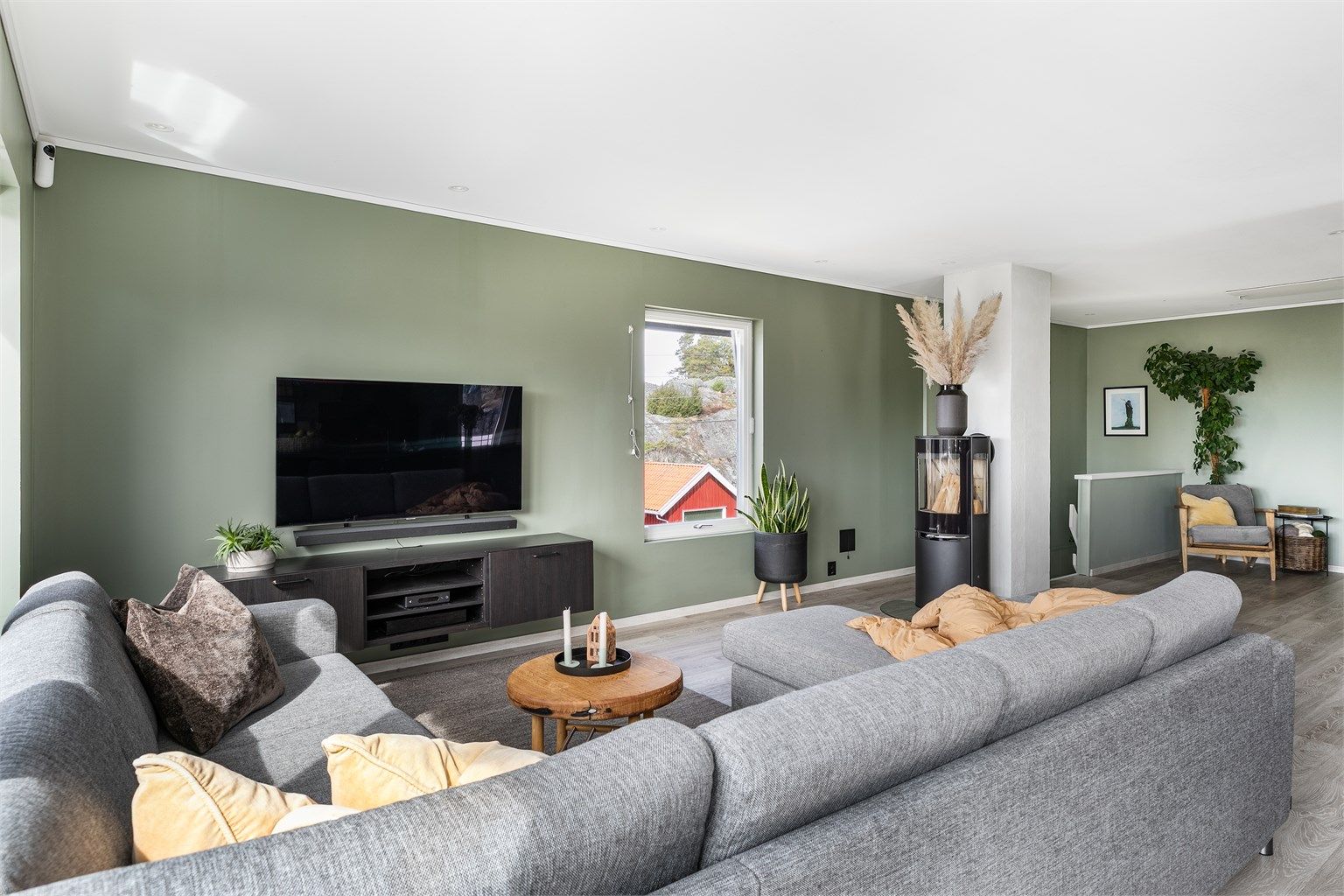 En rentbrennende og effektivt vedovn ble montert i stuen 2020. Det ble også lagt varmefolie både i stuen og på kjøkkenet i anledning renovering.