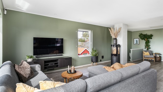 En rentbrennende og effektivt vedovn ble montert i stuen 2020. Det ble også lagt varmefolie både i stuen og på kjøkkenet i anledning renovering.