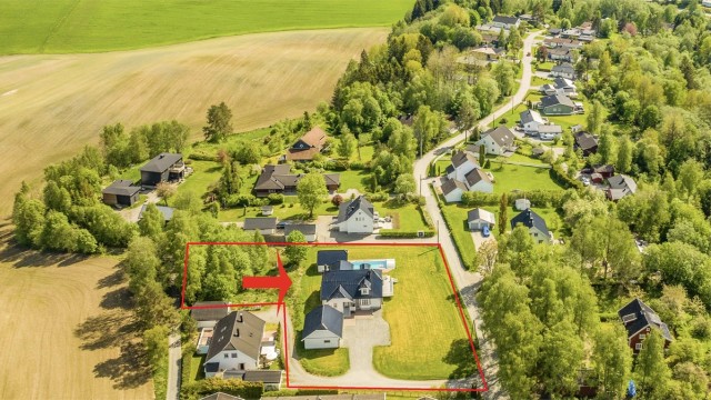 Eiendommen har stort potensialet. Ved trærne på venstre siden av oppmerket tomt kan det være mulighet for utbygging. Interessenter bes om å undersøke videre selv. Se salgsoppgave for mer info.