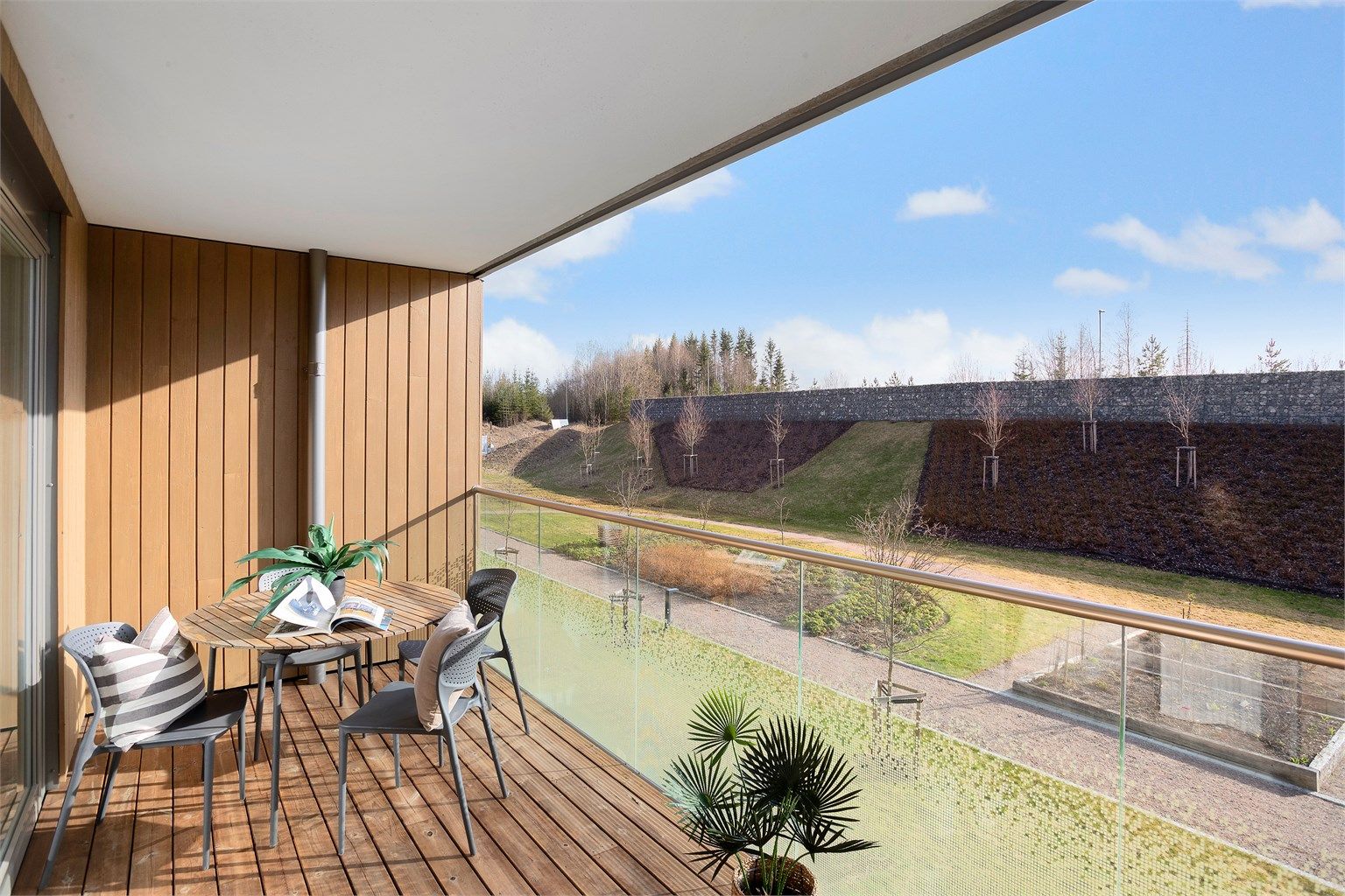 Fra stuen er det utgang til en romslig balkong på 13 m². Her er det god plass til utemøbler og utsikt over de felles grøntområdene.