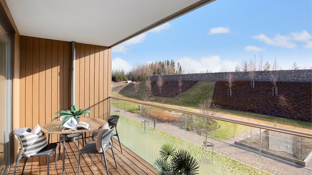 Fra stuen er det utgang til en romslig balkong på 13 m². Her er det god plass til utemøbler og utsikt over de felles grøntområdene.