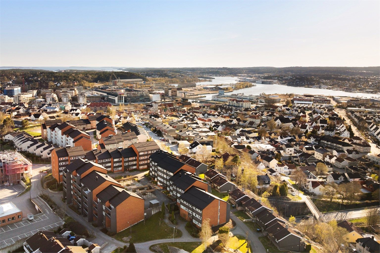 På St. Hansfjellets fredelige høyde bor du meget sentralt - med gangavstand til alle byens tilbud.