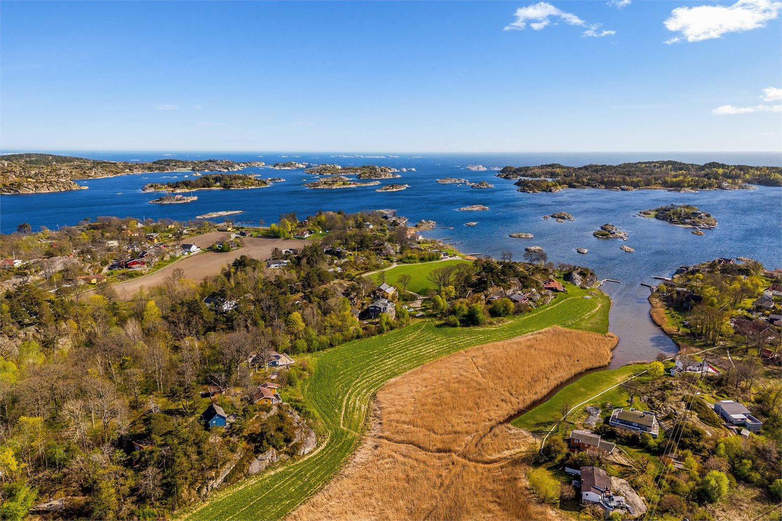 Velkommen til Lamøya, et naturskjønt og godt etablert hytteområde i meget barnevennlige omgivelser.