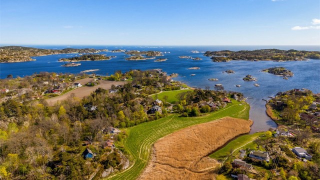 Velkommen til Lamøya, et naturskjønt og godt etablert hytteområde i meget barnevennlige omgivelser.