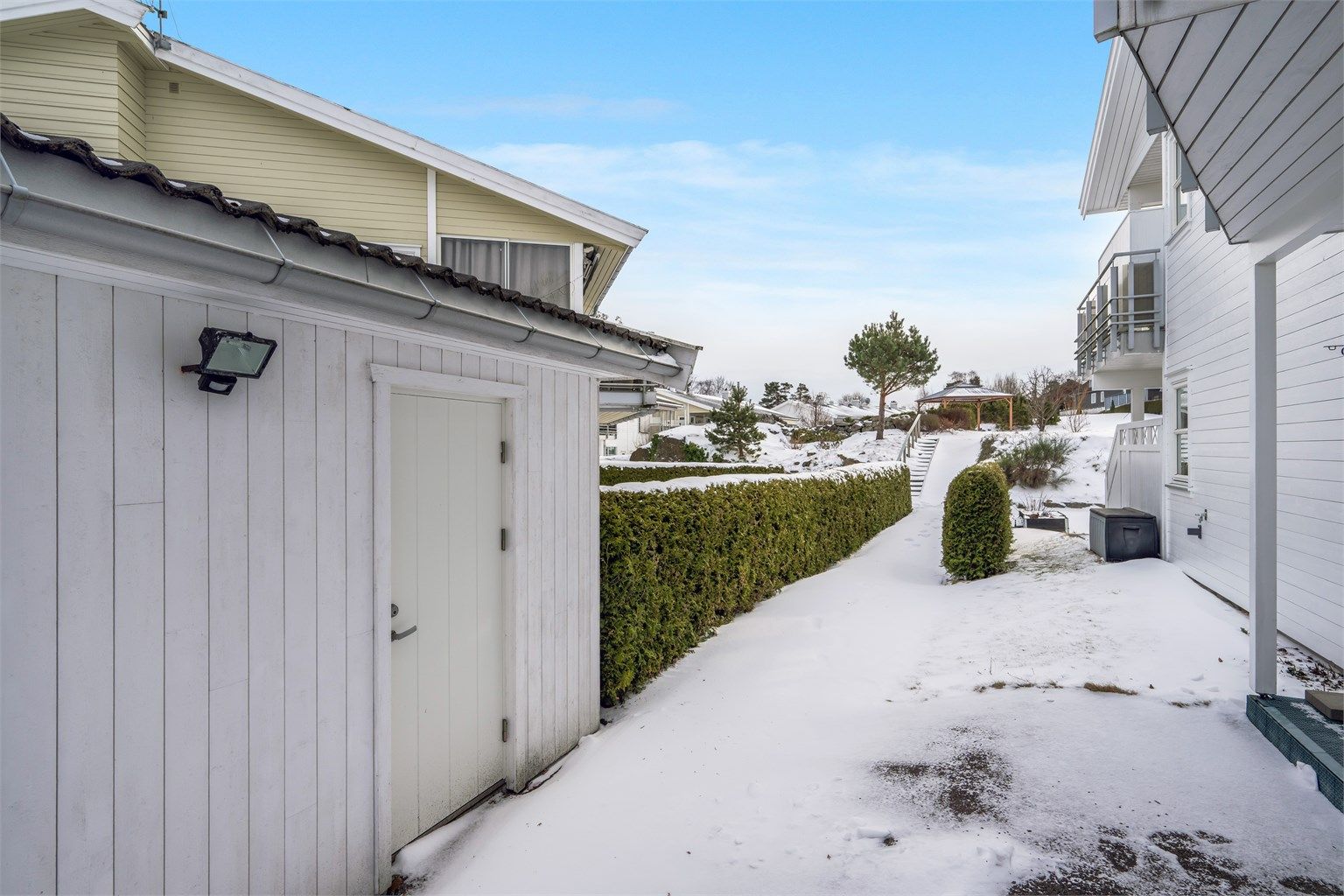 Egen bod i felles bodrekke på bakkeplan, rett utenfor leiligheten.