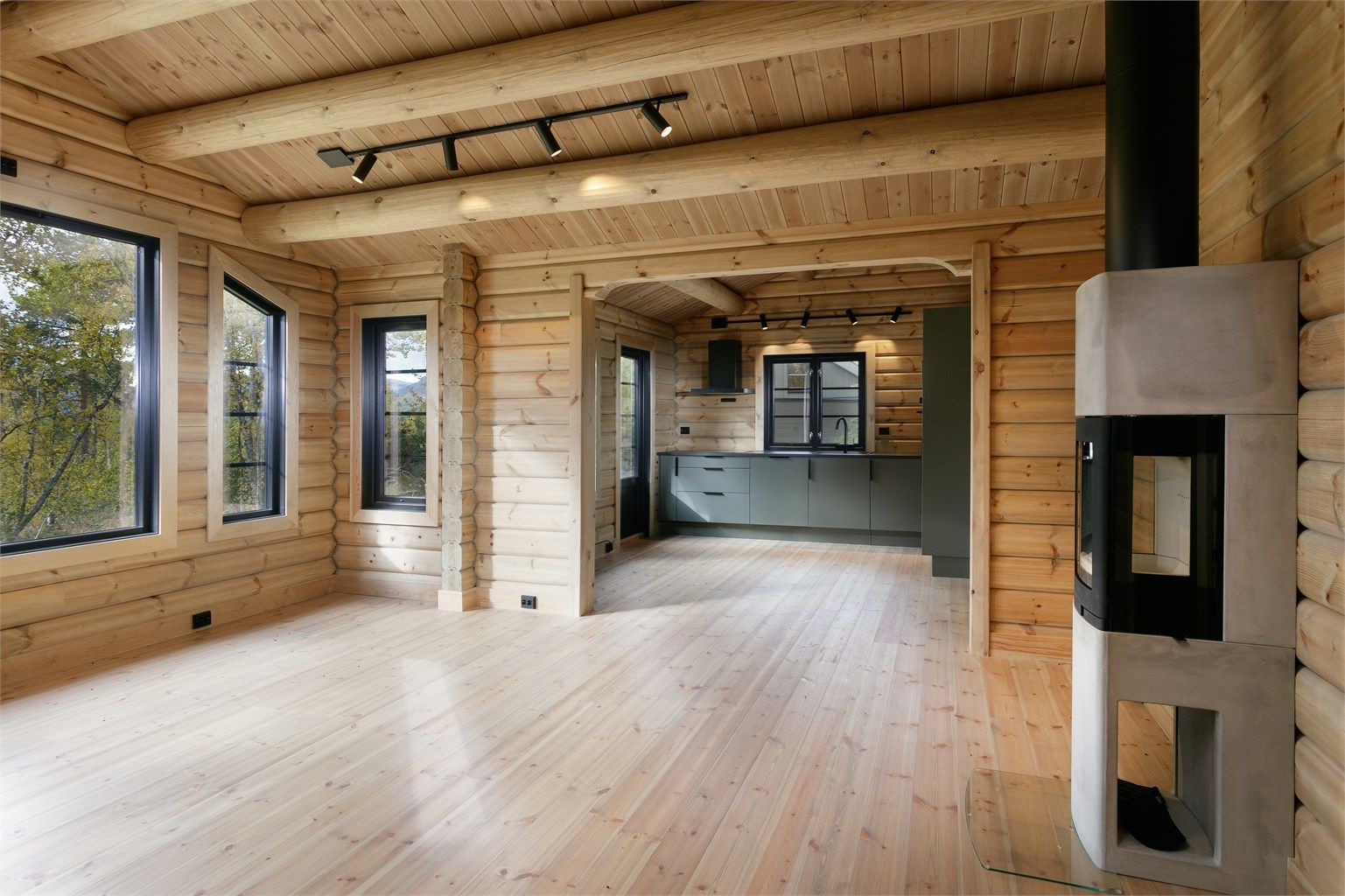 Det er god takhøyde i stuen og store vindusflater som gir godt med naturlig lysinnslipp