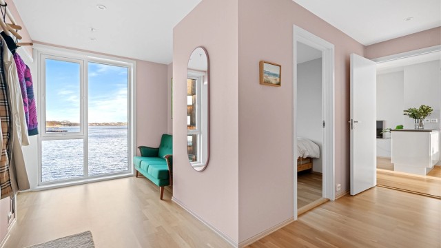 Romslig entré hvor det er god plass til å henge av yttertøy. Ved entré ligger alle soverom I, innvendig bod og bad.
