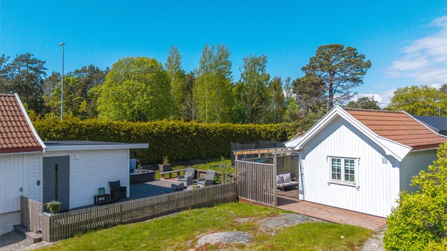 Eget anneks med stue, te-kjøkken, bad og hems gir gode muligheter for gjester eller hobbyrom. Annekset er ikke godkjent som egen boenhet.