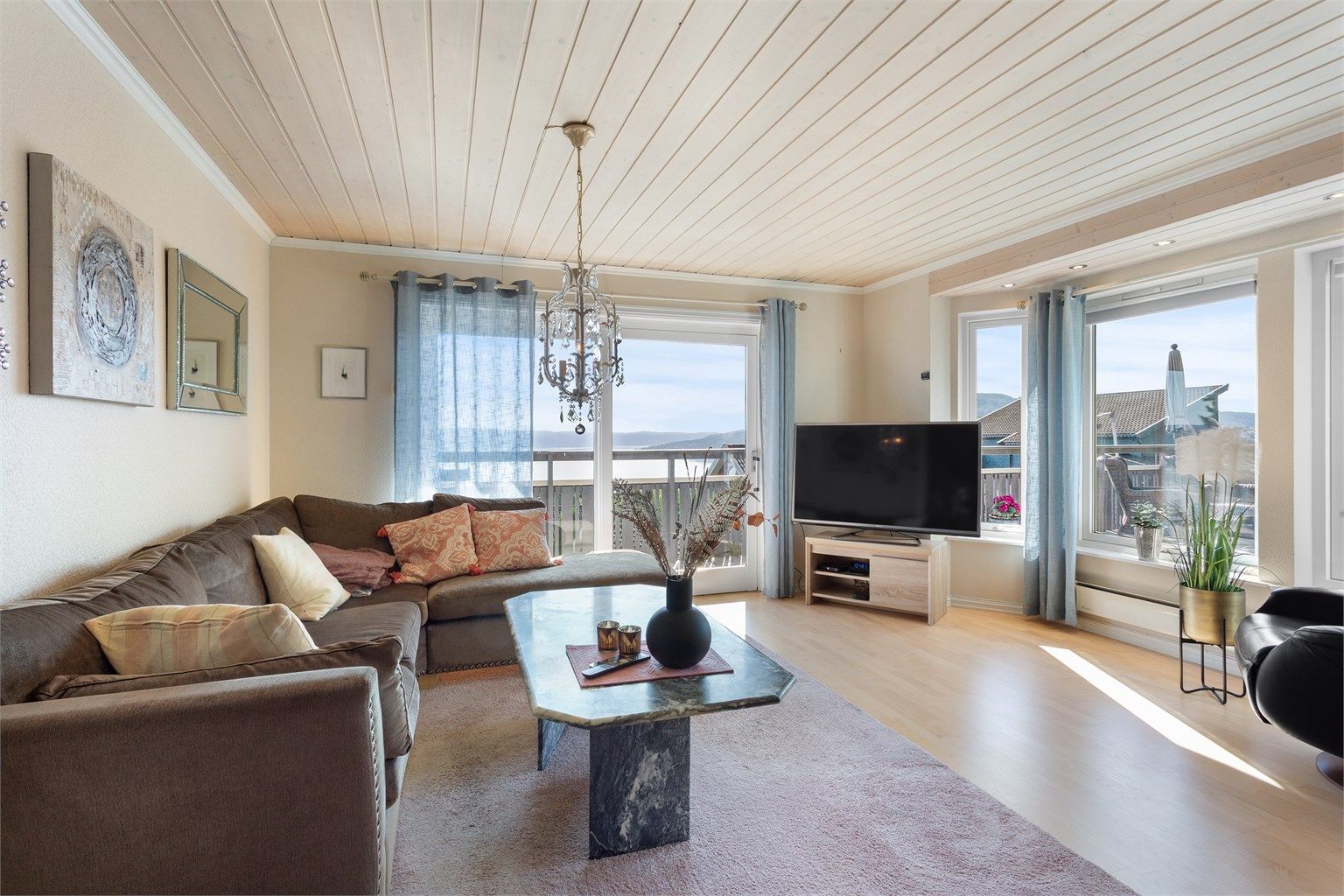 Stue med sofaområde og spiseplass.