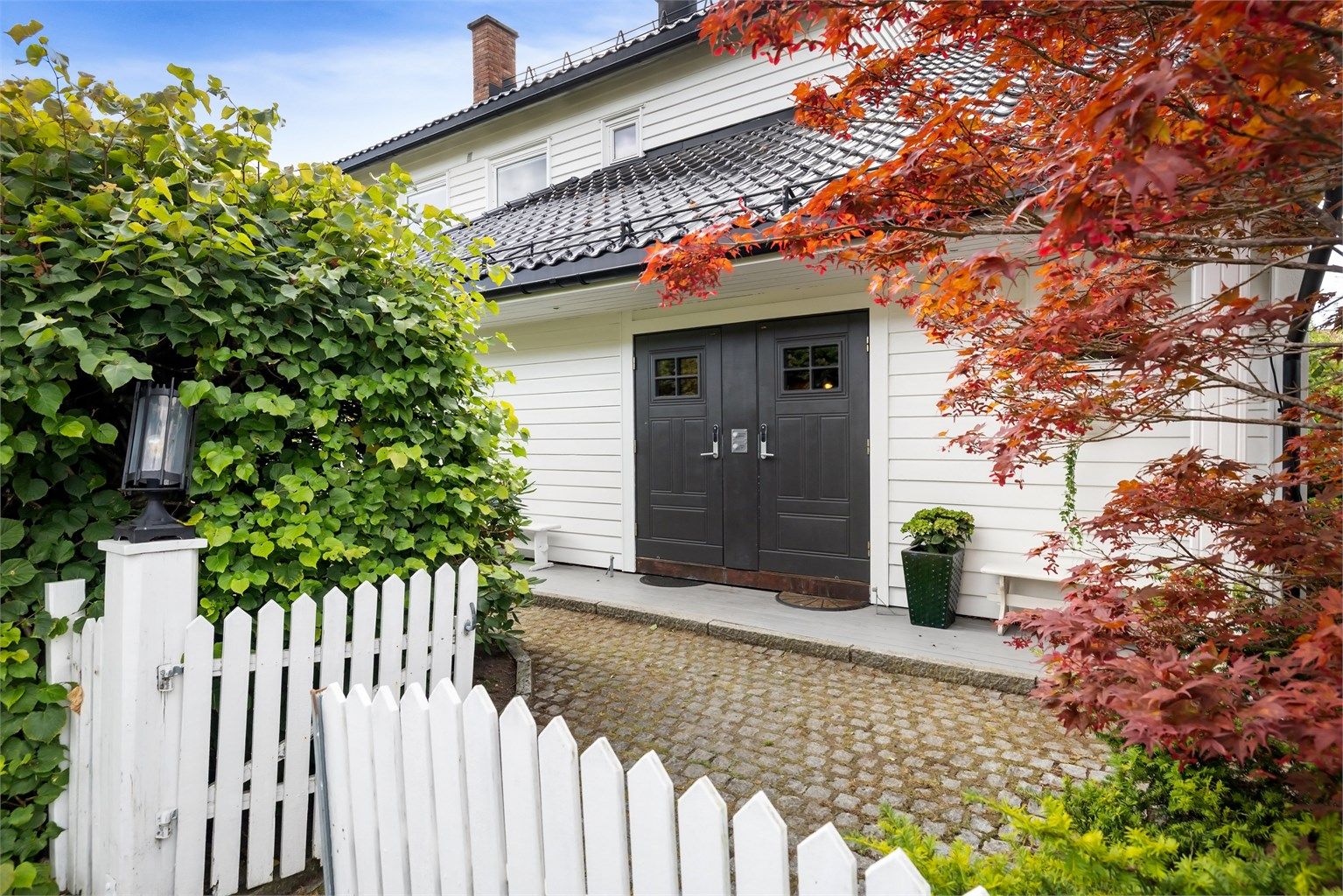 Til tross for at boligens hoveddel ligger i 2.etg har man egen inngangsdør med tilhørende entré
