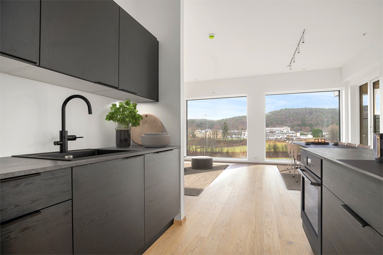 Nydelig kjøkken, god med skap og benkeplass. 