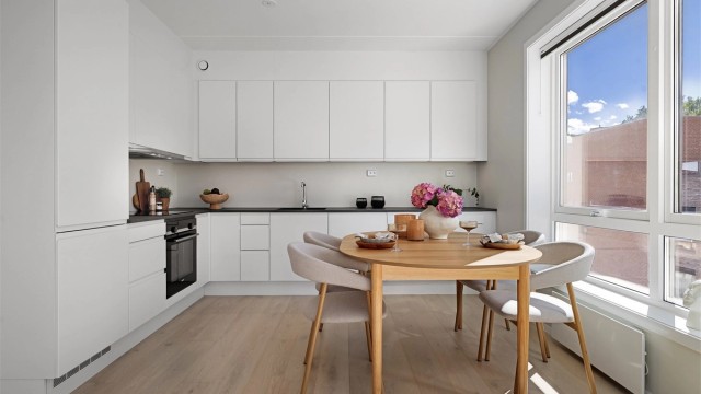 Ved kjøkkenet er det plass til et koselig spisebord foran de store vindusflatene