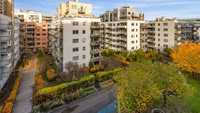 Tilgang til flott stort uteområde bak bygget. Dette området er avlåst for allmenheten. Her er det benker og lekeapparat for barn.