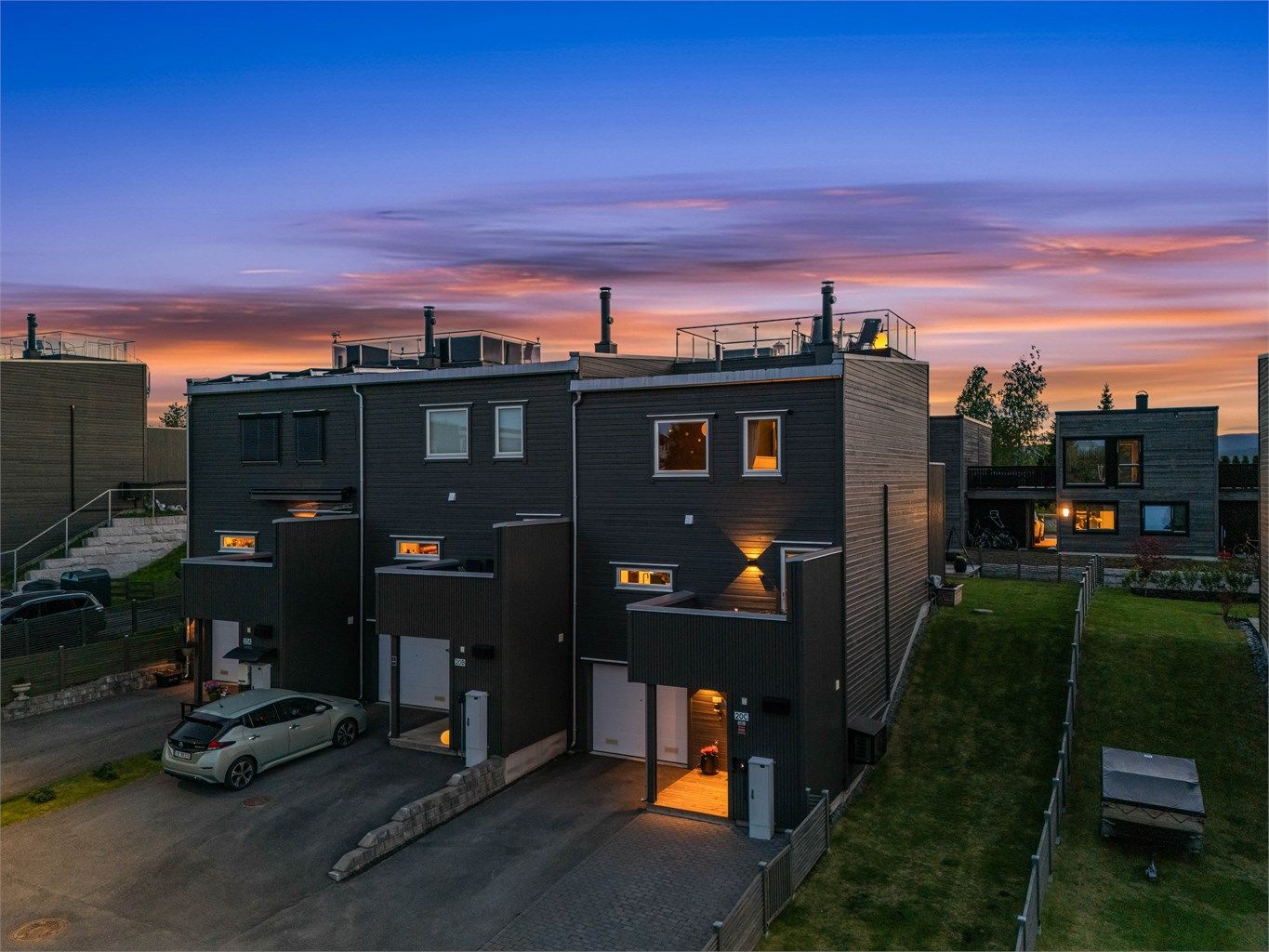Eiendommen har en familievennlig beliggenhet i blindvei med lite trafikk.