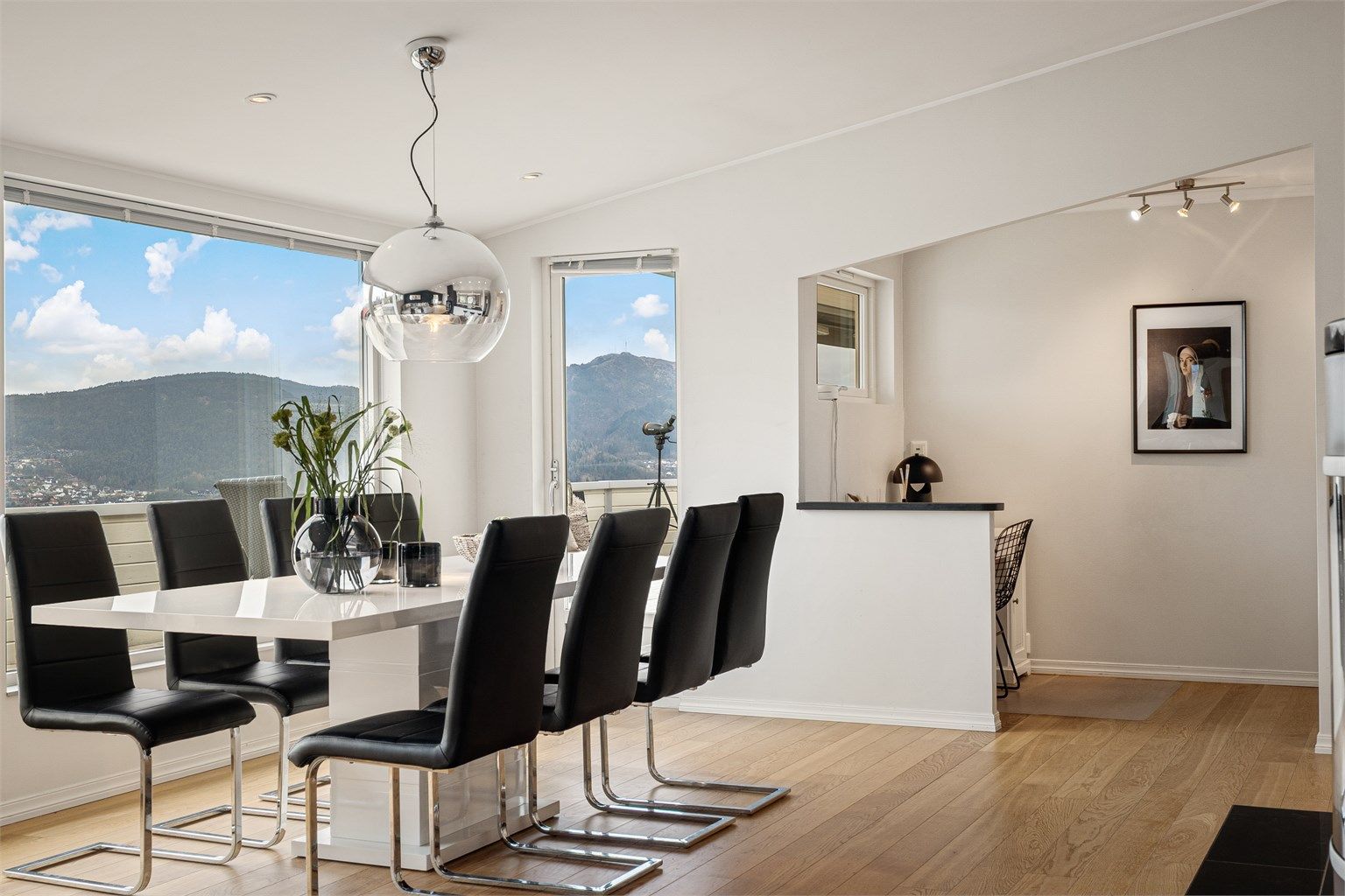 I enden av stue er det en praktisk hjemmekontor løsning