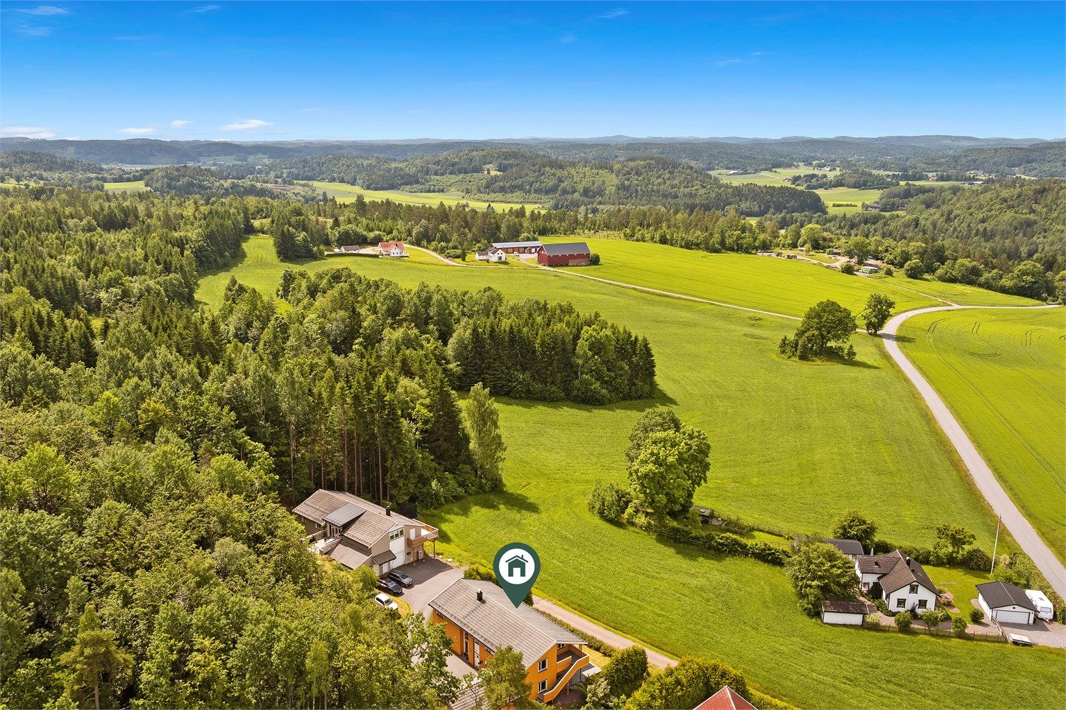 Landlig og idyllisk beliggenhet, ca. 13 minutter med bil til Sandefjord lufthavn Torp.