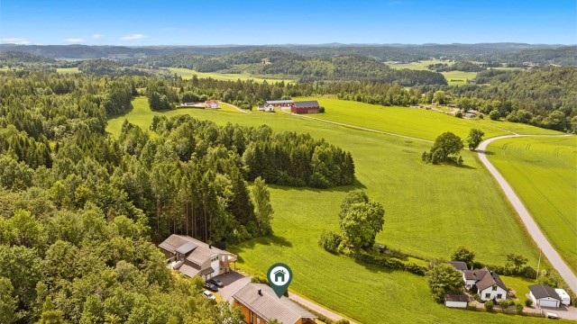 Landlig og idyllisk beliggenhet, ca. 13 minutter med bil til Sandefjord lufthavn Torp.