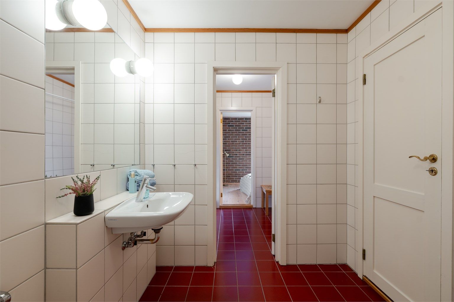 Bad i underetasje i tilknytning til soverom 2 i underetasje.