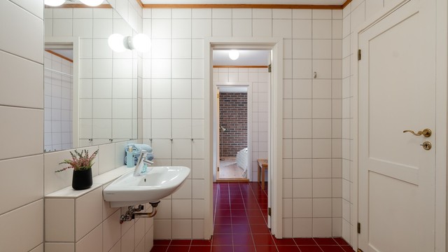 Bad i underetasje i tilknytning til soverom 2 i underetasje.