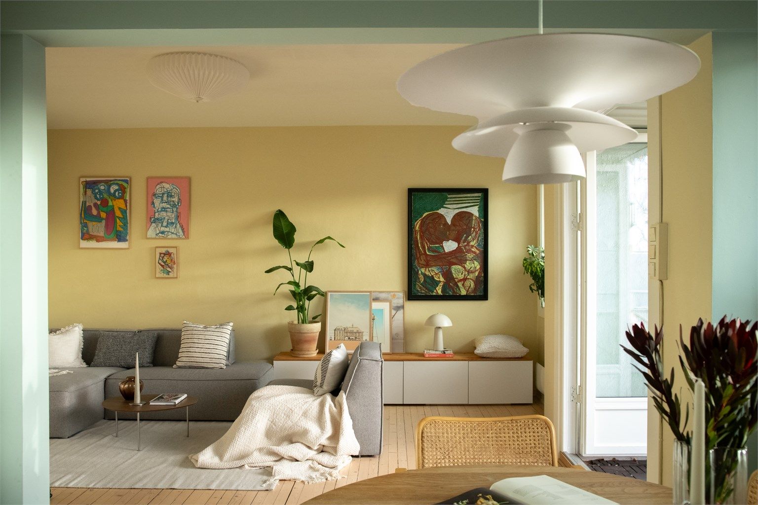 Leiligheten har flyttet kjøkken så det er tilknyttet stuen med fin spiseplass. 