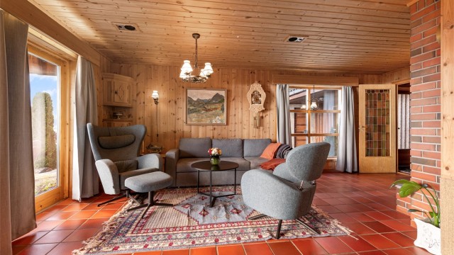 Fra kjellerstuen er det skyvedør ut til hagen og uteplassen mot syd