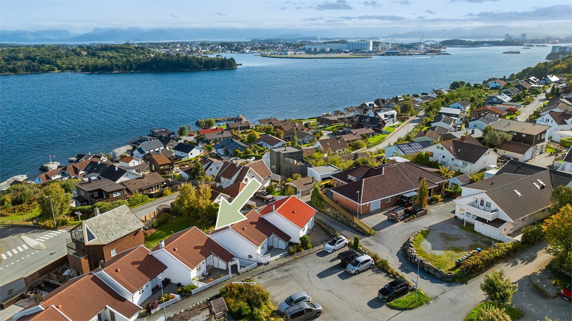 Boligen ligger i et etablert boligfelt på Tasta, med nydelig utsikt mot fjorden. 
Området består for det meste av lik bebyggelse og det er rolig gate, med lekeplass rett ved. 