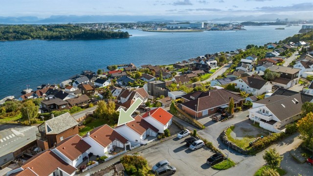 Boligen ligger i et etablert boligfelt på Tasta, med nydelig utsikt mot fjorden.
Området består for det meste av lik bebyggelse og det er rolig gate, med lekeplass rett ved.