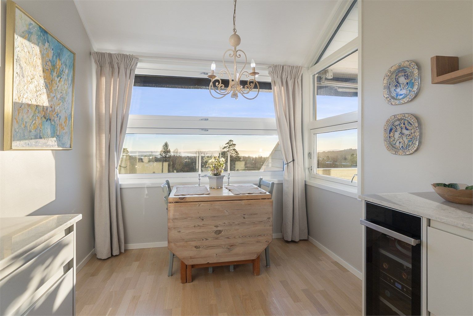 Hyggelig spiseplass med utsikt ved vinduet.