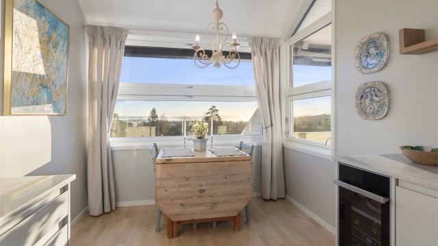 Hyggelig spiseplass med utsikt ved vinduet.