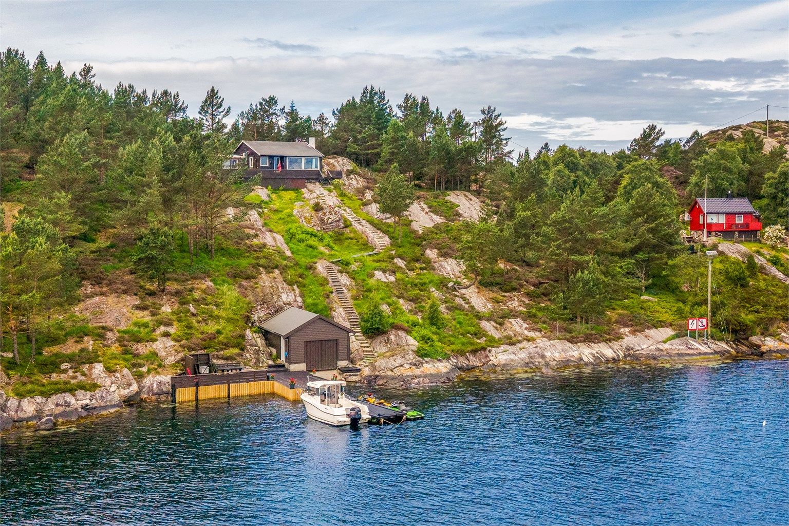 Velkommen til Austre Geitanger 15! Her kan du nyte sjølivet med egen strandlinje, naust og et solid kaianlegg.