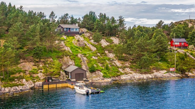 Velkommen til Austre Geitanger 15! Her kan du nyte sjølivet med egen strandlinje, naust og et solid kaianlegg.