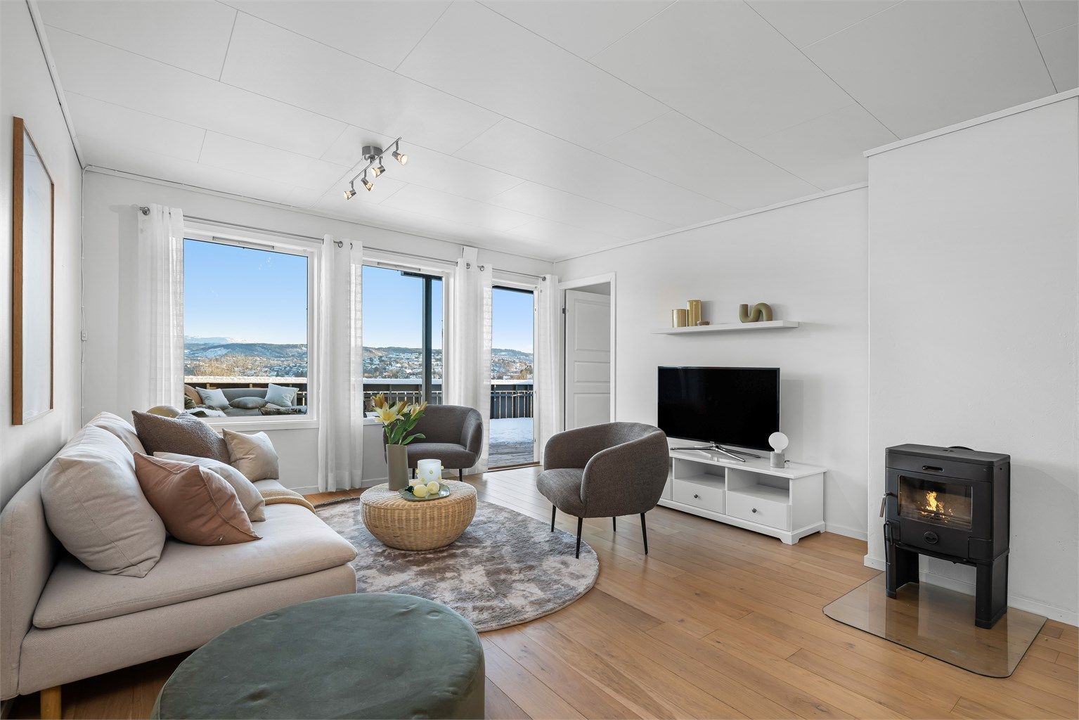 Fra sofakroken er det også magisk utsikt. Stuen er naturlig delt inn i soner og enkel å møblere som ønsket. 