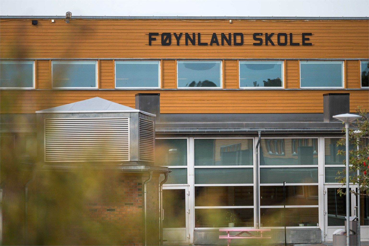Området har også både skole og barnehage. 