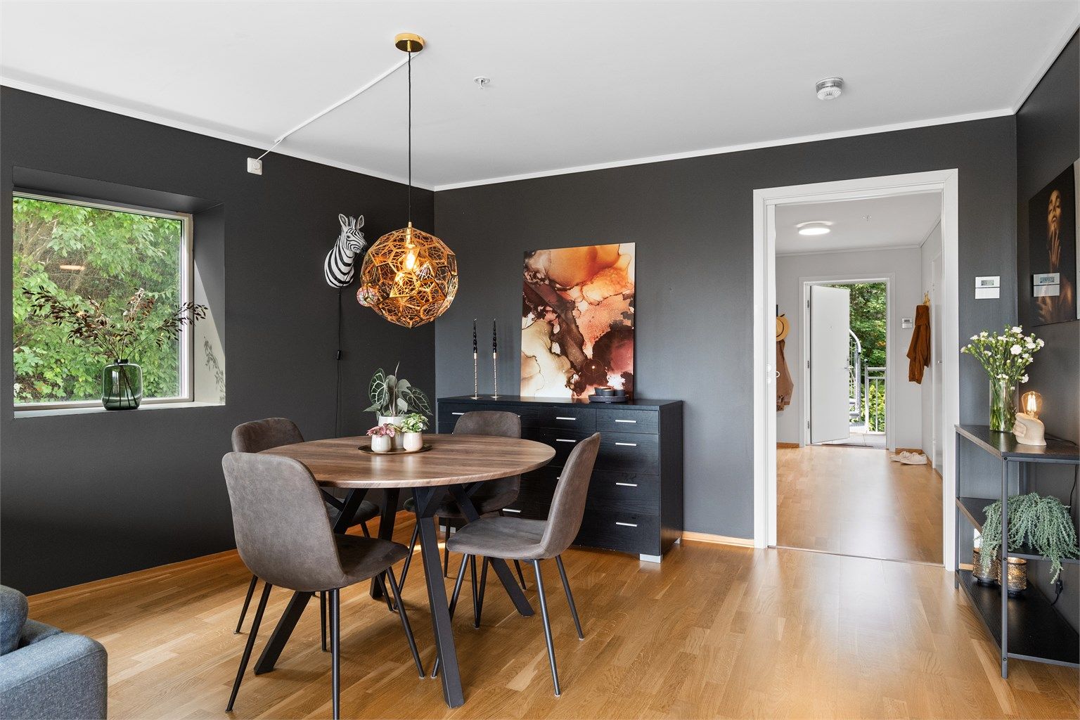 - God plass til et stort spisebord -